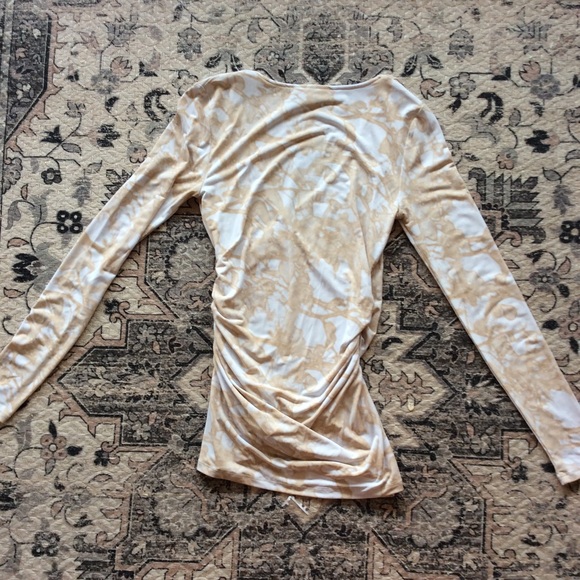 Jennifer Lopez beige top - Picture 3 of 3